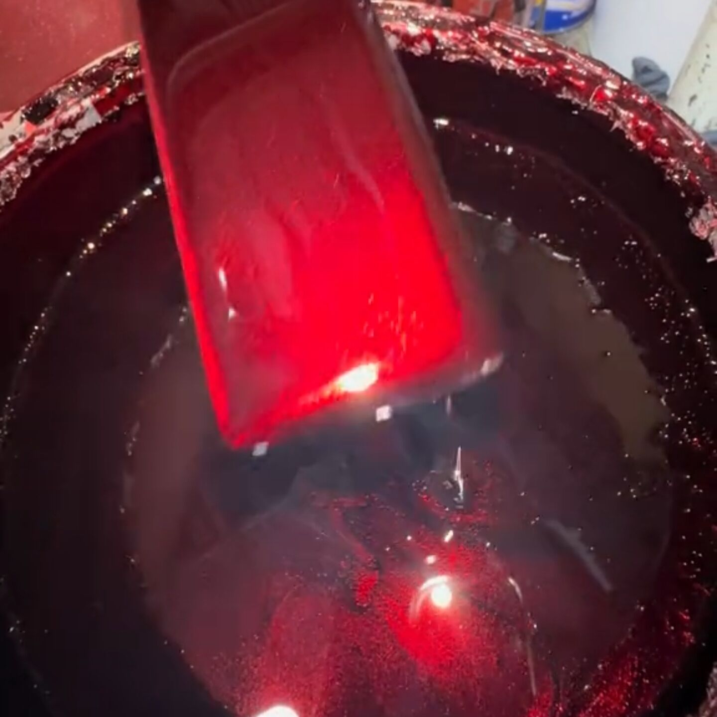 Metaliczny krwistoczerwony lak – Mica Powder Colorant recenzja i cena