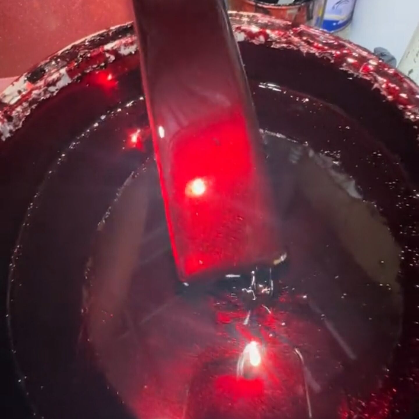Metaliczny krwistoczerwony lak – Mica Powder Colorant recenzja i cena
